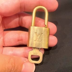 #318 Louis Vuitton LV Padlock with key set